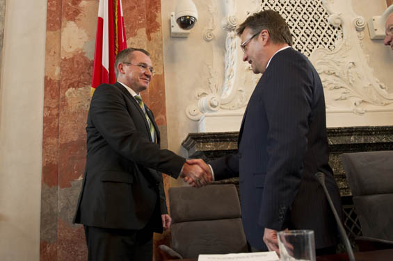 Der Tiroler Landtag hat Johannes Tratter (l.) in einer Sondersitzung zum Mitglied der Tiroler Landesregierung gewhlt. LH Gnther Platter hat ihn angelobt.