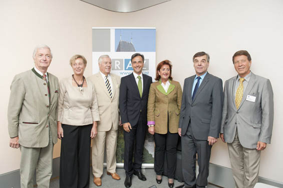 Nach der Pressekonferenz vor Beginn des AWB-Treffens in Graz (v.l.): Jrgen Em, Doris Maninger, Gustav Chlestil, Brgermeister Siegfried Nagl, Renate Metlar, Rudolf Schmidt, und Werner Gtz