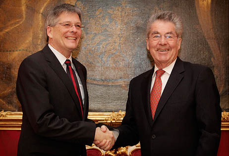 Bundesprsident Heinz Fischer (r.) und PH Peter Kaiser in der Wiener Hofburg