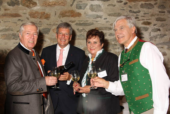 v.l.: AWB-Prsident Gustav Chlestil, Landeshauptmann Peter Kaiser, Krntnerin Reinhilde Monsberger (sie lebt in Panama City) und Roland Pirker (er ist u.a. Prsident des Dachverbands der A-Vereine in Kanada (Foto: sterreich Journal)