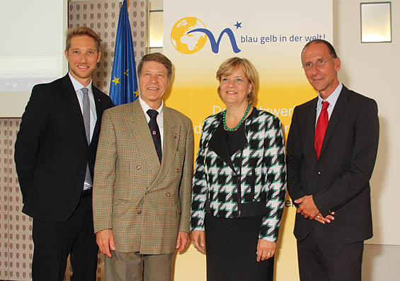 v.l.: Simon Ortner von der Geschftsstelle fr AuslandsNiedersterreicherInnen der N Landesregierung, AWB-Vizeprsident Werner Gtz (er lebt in Berlin), Landesrtin Barbara Schwarz und Univ.-Prof. Peter Filzmaier (Foto: sterreich Journal)