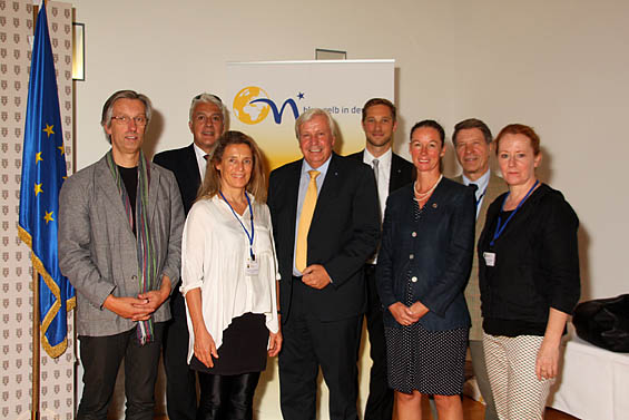 v.l.: Simon Ortner von der Geschftsstelle fr AuslandsNiedersterreicherInnen der N Landesregierung, AWB-Vizeprsident Werner Gtz (er lebt in Berlin), Landesrtin Barbara Schwarz und Univ.-Prof. Peter Filzmaier (Foto: sterreich Journal)