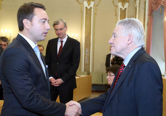 Landeshauptmann  Josef Phringer (r.) und LH-Stv.Manfred Haimbuchner beim Handschlag