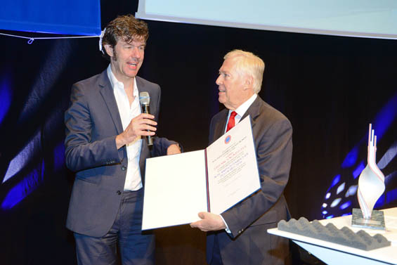 AWB-Prsident Gustav Chlestil (r.) berreicht Stefan Sagmeister die Urkunde zur Verleihung  (Foto: Land Vorarlberg, Wener Micheli)