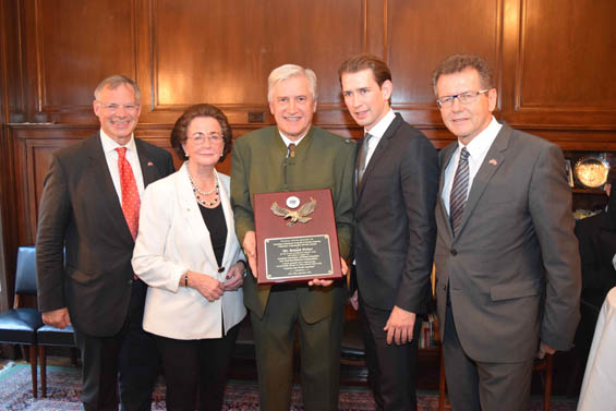 v.l.: sterreichischer Generalkonsul von New York Dr. Georg Heindl, Juliana Belcsak, Prsidentin Austrian American Council, Roland K. Pirker, Prsident Austrian Canadian Council, Bundesminister Sebastian Kurz und der sterreichische Botschafter in Washin