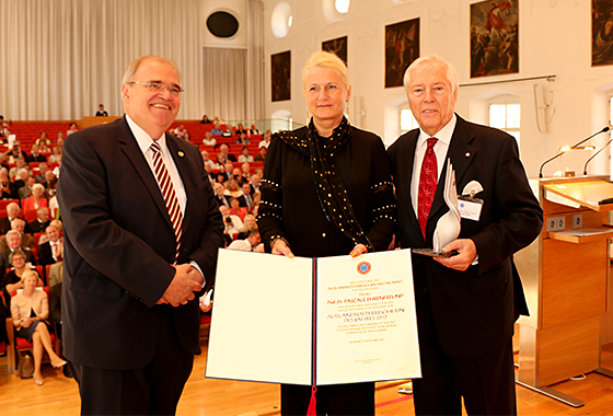  Auslandssterreicherin des Jahres 2017: Prof. Dr. Pascale Ehrenfreund mit Vizekanzler und Justizminister Wolfgang Brandstetter (l.) und AWB-Prsident Gustav Chlestil