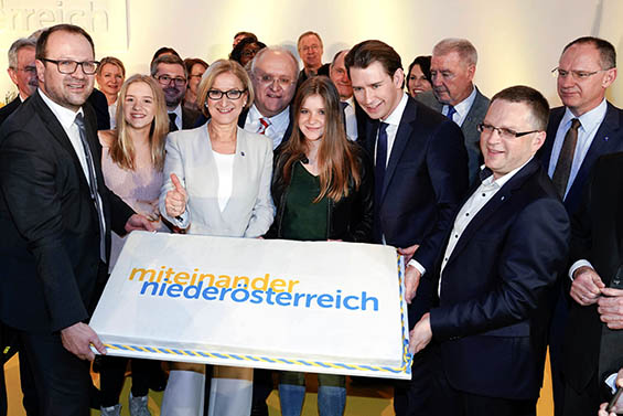 Landeshautpfrau Johanna Mikl-Leitner mit Ehemann Andreas und Tchtern Anna und Larissa, Bundeskanzler Sebastian Kurz (2. v.r.), VPN-Landesgeschftsfhrer Bernhard Ebner (l.) und August Wginger, VP-Klubobmann im Parlament