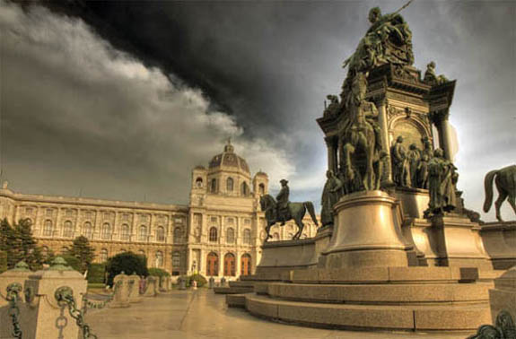 Wien 1., Maria-Theresien-Platz: Das Kunsthistorische Museum mit dem Denkmal der Kaiserin Maria Theresia