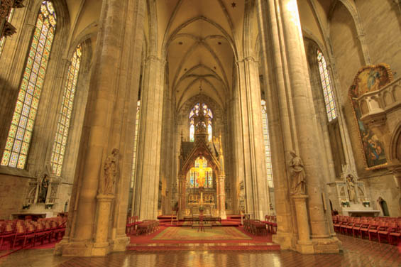 Den besten Eindruck von der Erhabenheit der Klosterkirche erlebt man , wo sich Lang- und Querhaus kreuzen. 